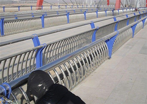 亳州不锈钢复合管护栏一种安全而耐用的防护解决方案